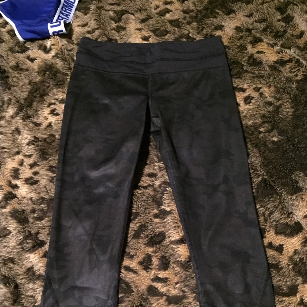 Black camo lulu capris